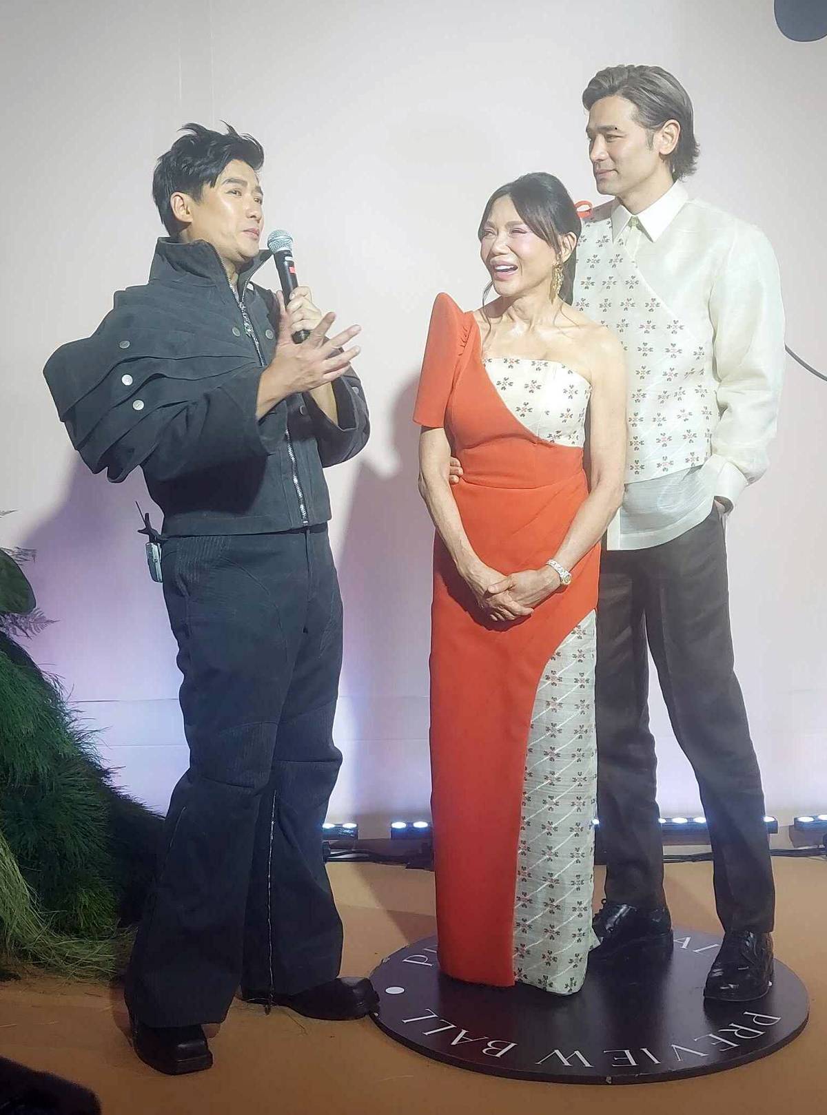 Doctors Vicki Belo and Hayden Kho Jr. being interviewed by Tim Yap for the couple’s 8th anniversary.