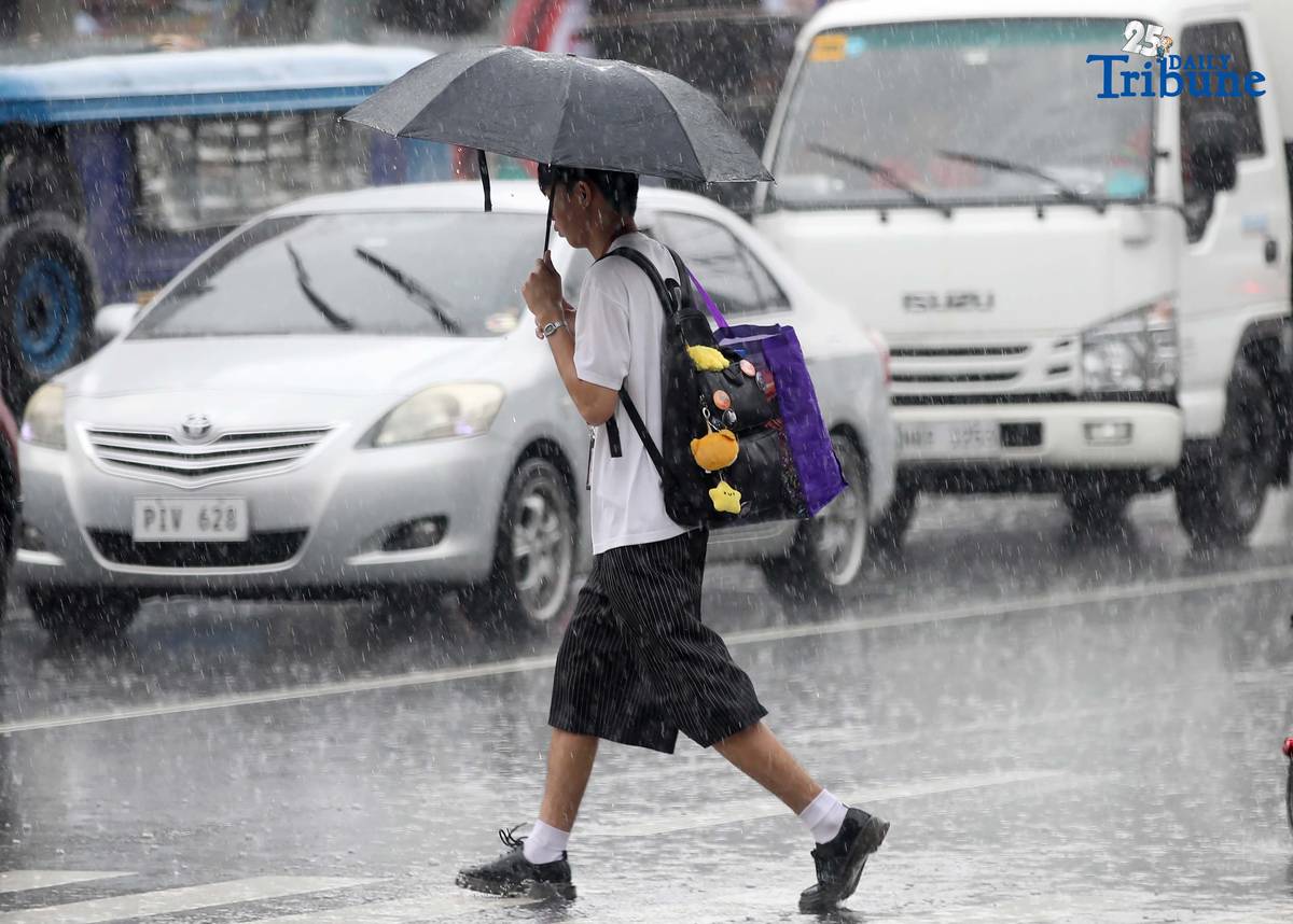 (September 06 2025) Motorists and pedestrians with umbrellas brave the inclement weather
along EDSA in Quezon City on Saturday, September 6, 2025. PAGASA said that parts of Metro Manila are affected by a thunderstorm despite Tropical Depression Lannie leaving the Philippine Area of Responsibility (PAR). Photo/Analy Labor