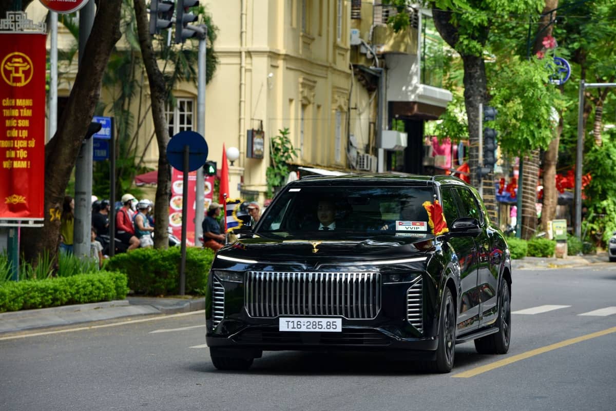A VINFAST Lac Hong 900 LX armored car escorts a VIP convoy through the streets of Hanoi.