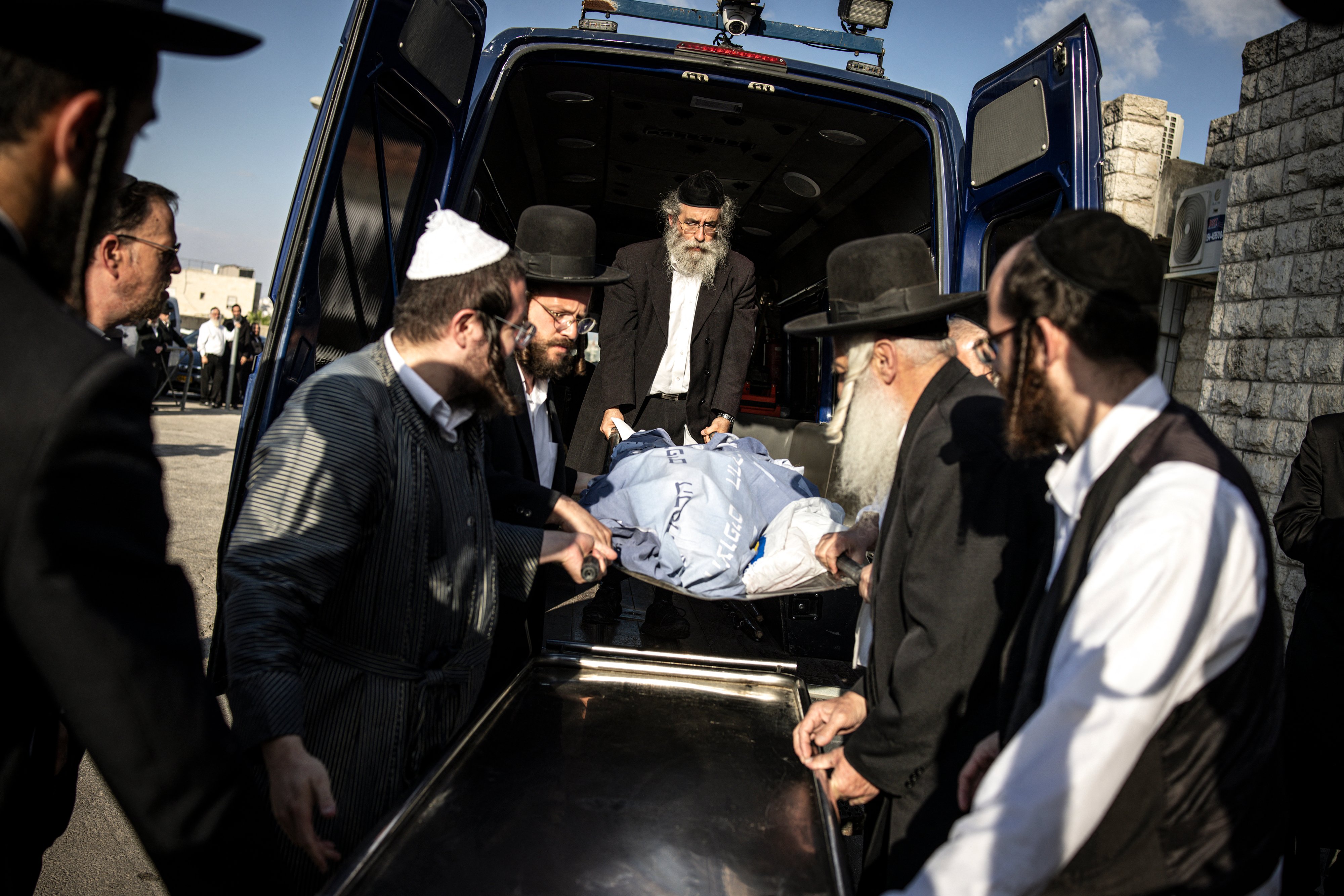 Palestinian gunmen shoot dead 5 people in east Jerusalem 
