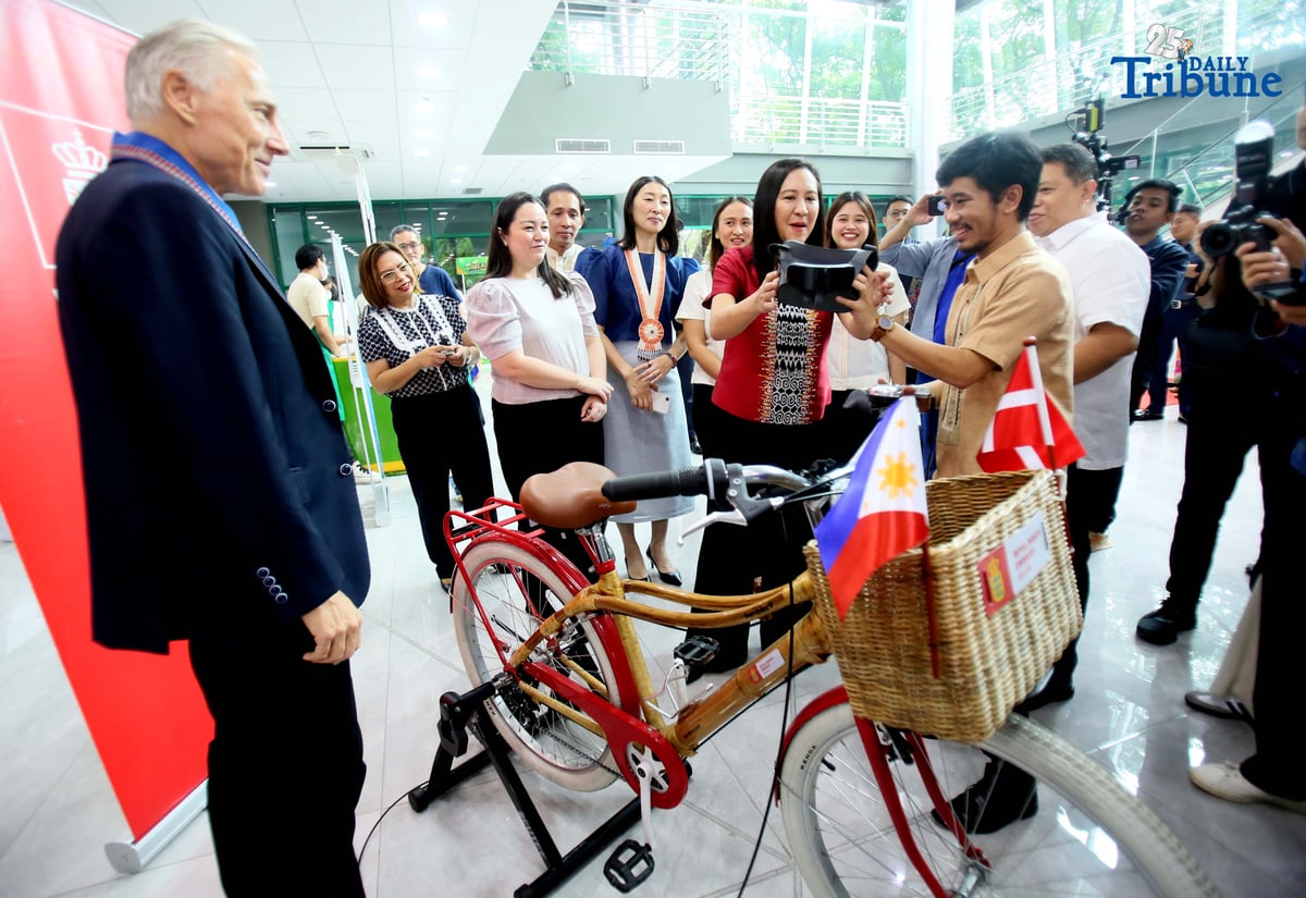 Officials visit booths promoting healthy lifestyle at 2025 Obesity Summit
On Monday, September 8, 2025, Royal Danish Embassy Ambassador Franz-Michael Mellbin and Quezon City Mayor Joy Belmonte, together with Novo Nordisk Pharmaceuticals Philippines Inc. General Manager Wei Sun, DepEd Assistant Secretary Georgina Ann Hernandez-Yang, and other local officials, visited various booths promoting a healthy lifestyle and combating obesity during the 2025 Obesity Summit at the Quezon City M.I.C.E. Center.