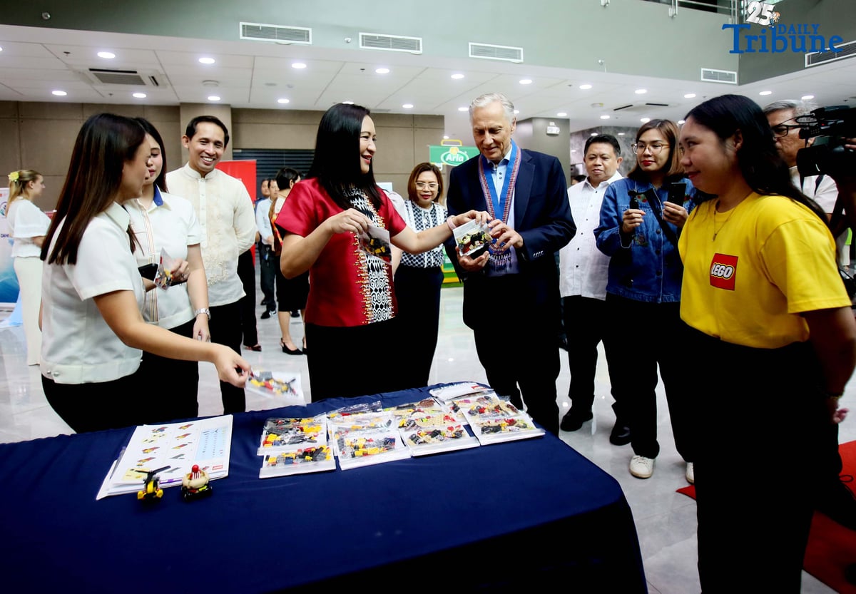 Officials visit booths promoting healthy lifestyle at 2025 Obesity Summit
On Monday, September 8, 2025, Royal Danish Embassy Ambassador Franz-Michael Mellbin and Quezon City Mayor Joy Belmonte, together with Novo Nordisk Pharmaceuticals Philippines Inc. General Manager Wei Sun, DepEd Assistant Secretary Georgina Ann Hernandez-Yang, and other local officials, visited various booths promoting a healthy lifestyle and combating obesity during the 2025 Obesity Summit at the Quezon City M.I.C.E. Center.