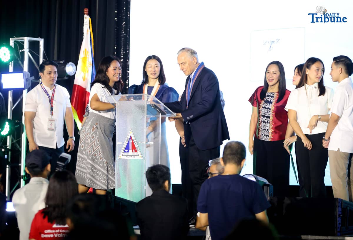 Officials sign digital commitment wall at 2025 Obesity Summit
On Monday, September 8, 2025, Royal Danish Embassy Ambassador Franz-Michael Mellbin and Quezon City Mayor Joy Belmonte, along with Novo Nordisk Pharmaceuticals Philippines Inc. General Manager Wei Sun, DepEd Assistant Secretary Georgina Ann Hernandez-Yang, and other local officials, signed the digital commitment wall during the 2025 Obesity Summit held at the Quezon City M.I.C.E. Center.