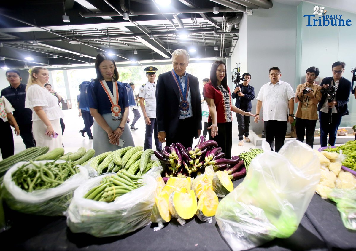 Officials visit booths promoting healthy lifestyle at 2025 Obesity Summit
On Monday, September 8, 2025, Royal Danish Embassy Ambassador Franz-Michael Mellbin and Quezon City Mayor Joy Belmonte, together with Novo Nordisk Pharmaceuticals Philippines Inc. General Manager Wei Sun, DepEd Assistant Secretary Georgina Ann Hernandez-Yang, and other local officials, visited various booths promoting a healthy lifestyle and combating obesity during the 2025 Obesity Summit at the Quezon City M.I.C.E. Center.