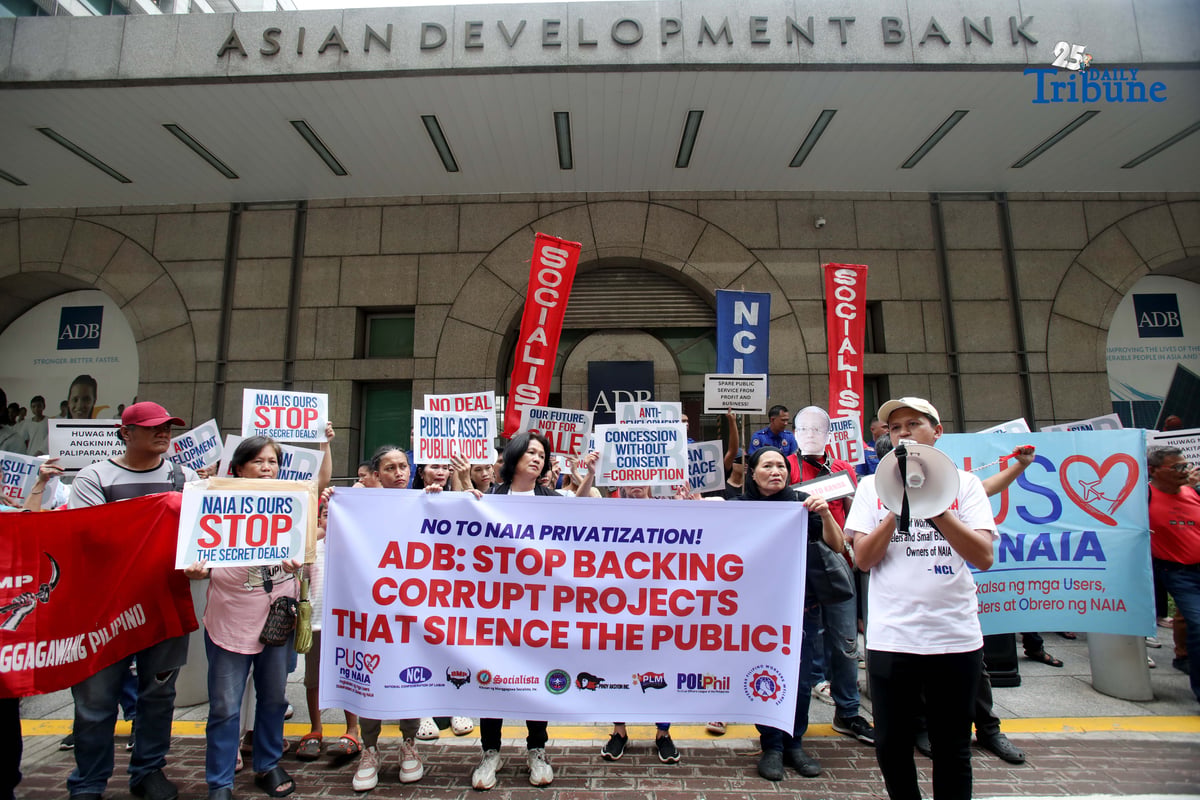 Members of Pagkakaisa ng Users, Stakeholders, at Obrero ng NAIA (PUSO ng NAIA) marched to the Asian Development Bank (ADB) headquarters in protest against the alleged pending mega-hike of fees and charges at NAIA and its privatization under San Miguel Corporation. The group also criticized ADB for recommending that consumers and aviation stakeholders shoulder the costs of NAIA development instead of the private partner under the public-private partnership program.
