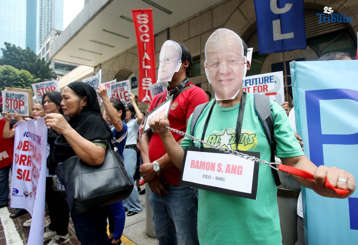 Members of Pagkakaisa ng Users, Stakeholders, at Obrero ng NAIA (PUSO ng NAIA) marched to the Asian Development Bank (ADB) headquarters in protest against the alleged pending mega-hike of fees and charges at NAIA and its privatization under San Miguel Corporation. The group also criticized ADB for recommending that consumers and aviation stakeholders shoulder the costs of NAIA development instead of the private partner under the public-private partnership program.