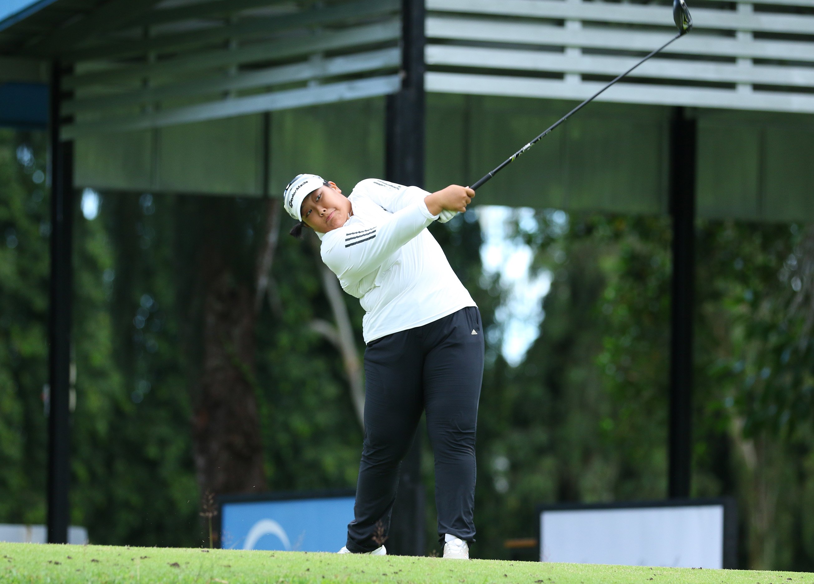 Kim grabs lead in wild opener