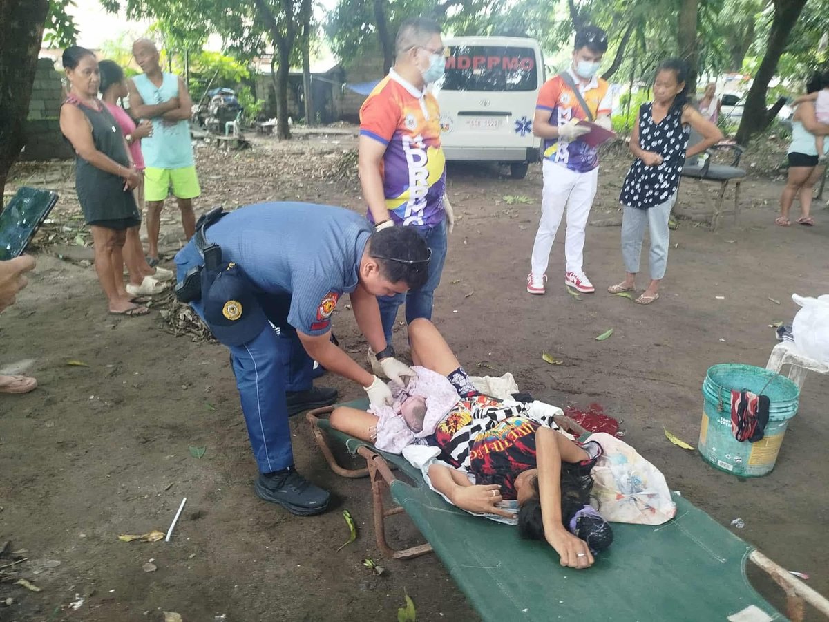 Police officer aids in delivering baby