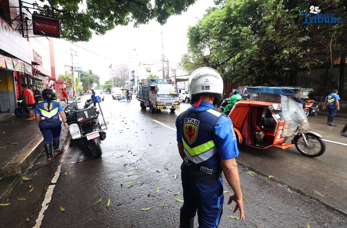 Members of the Swift Traffic Action Group (STAG) clear illegally parked vehicles along Maginhawa Street in Quezon City on Wednesday as part of the MMDA’s No Contact Apprehension Policy.