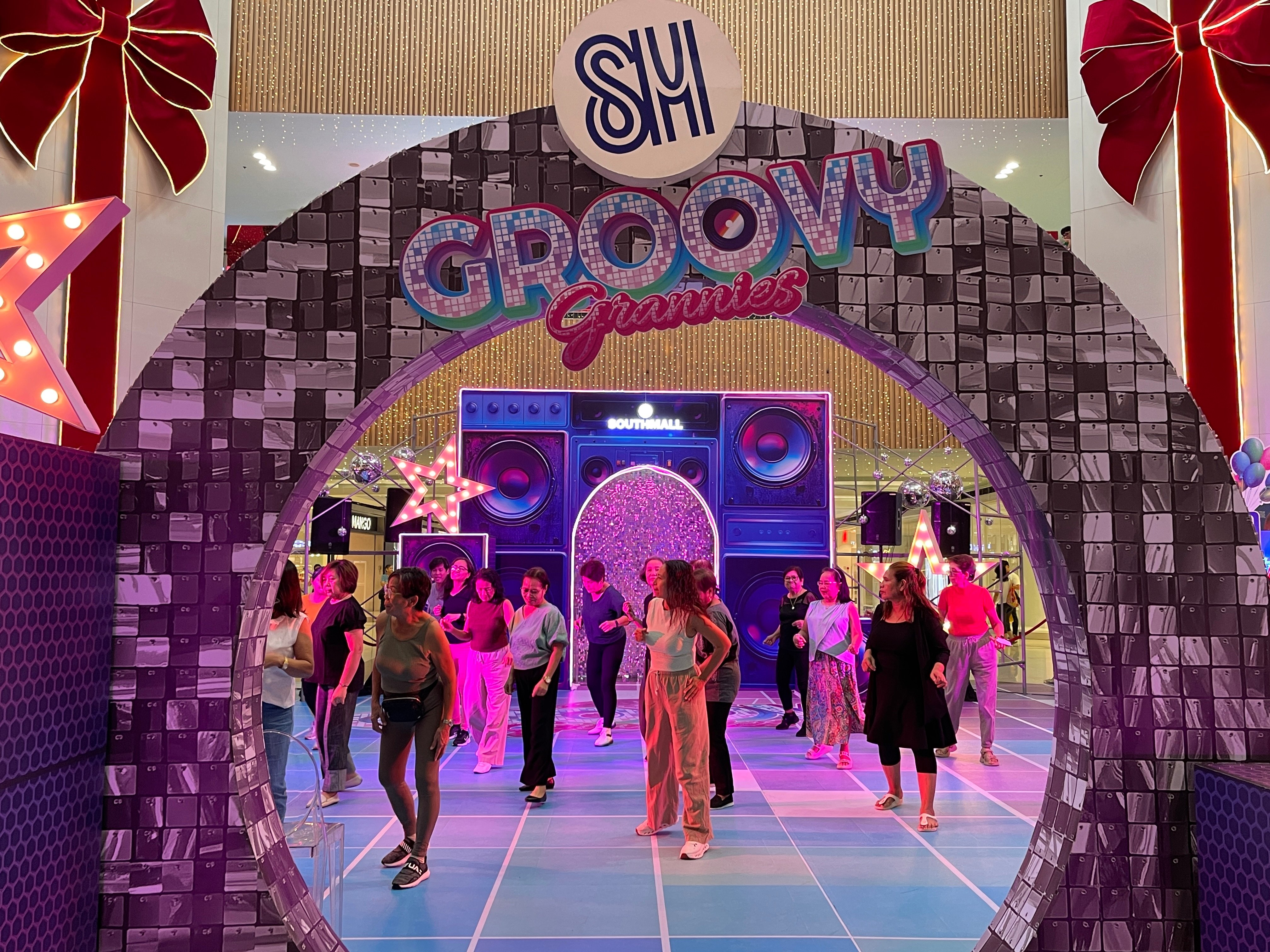‘Groovy Grannies’ lights up SM Southmall 