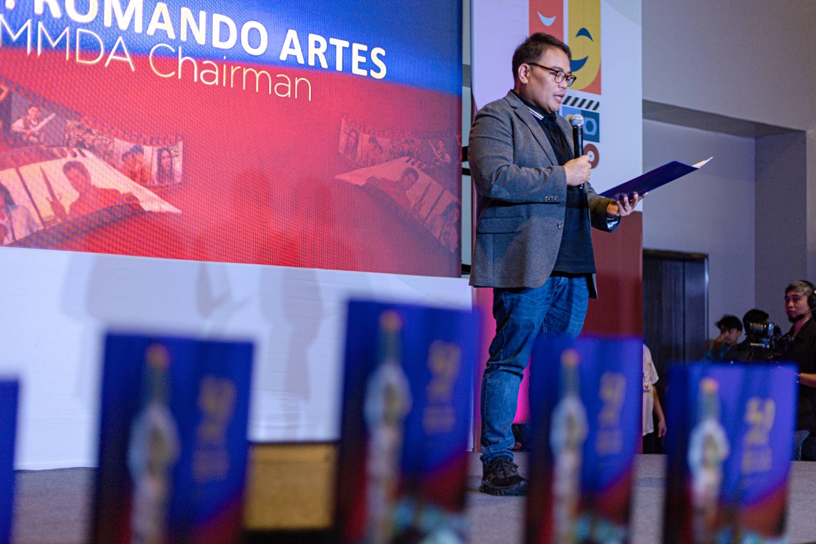 MMDA chair Atty. Don Artes formally receives the “50 Years of Metro Manila Festival” coffee table book from ABS-CBN Books president Mark Yambot during a turnover ceremony at the Manila International Book Fair 2025 in Pasay City on September 12. Multi-MMFF Best Actress winner Judy Ann Santos was also inducted into the MMFF Hall of Fame, the youngest in its 50-year history.
