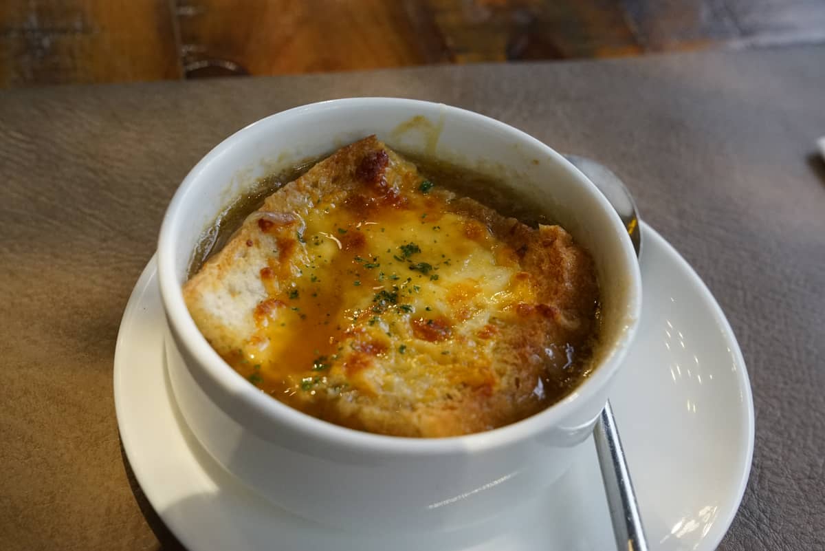 Onion Soup: An appetizer meal that will surely pique interest for the other dishes, made with caramelized onions, beef stock and mozzarella croutons.