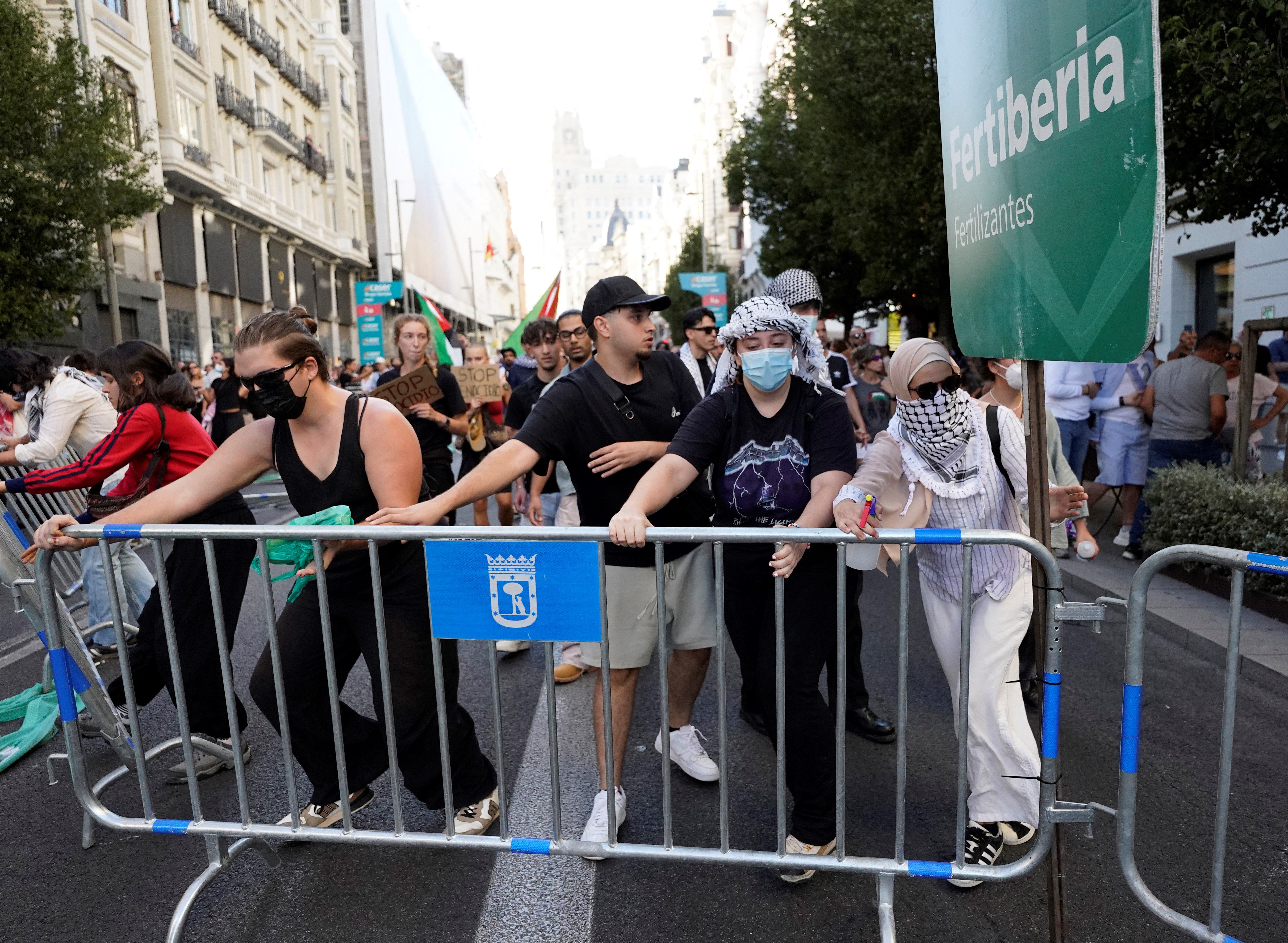 Spain's political class spars over chaotic Vuelta finale