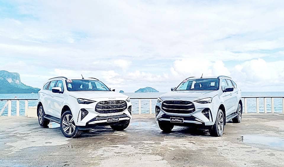 The fleet of Isuzu Mu-X traverses the winding beautiful coastal roads of Palawan.