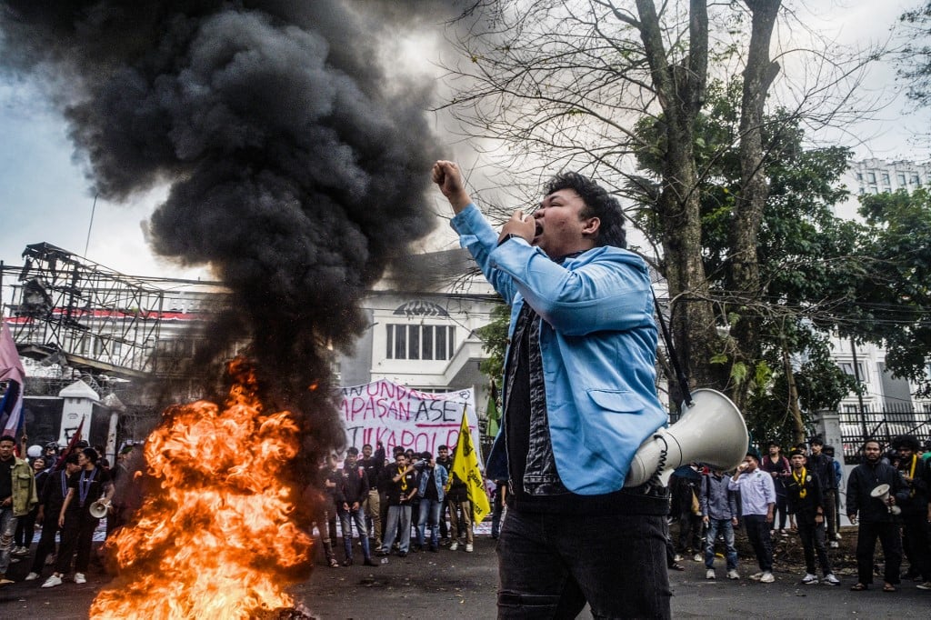 Indonesia leader in damage control, installs loyalists after protests
