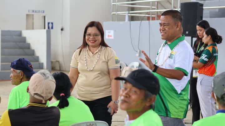DAR Regional Director Sheila B. Enciso and DAR Provincial Agrarian Reform Program Officer Ronald I. Pumatong with ARBs.