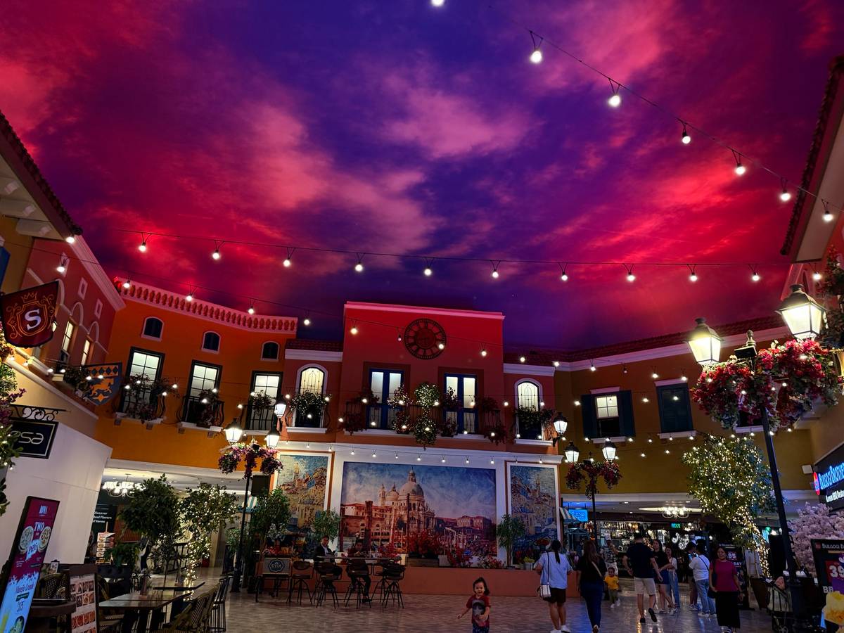 Spectacular sky ceiling that changes with 
the light.