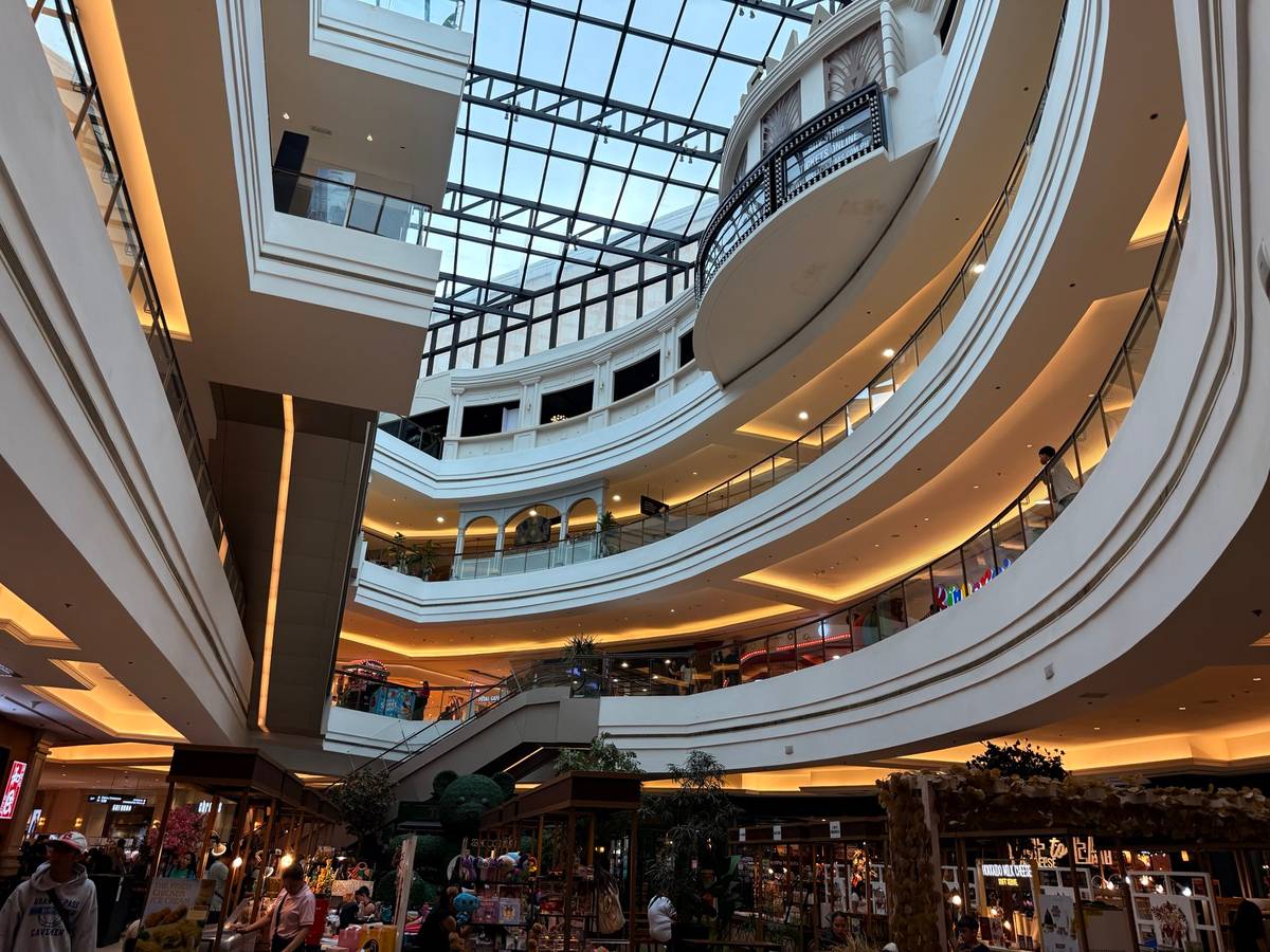 Evia'S atmosphere does not feel rushed or busy; it encourages you to calm down and savor the moment.