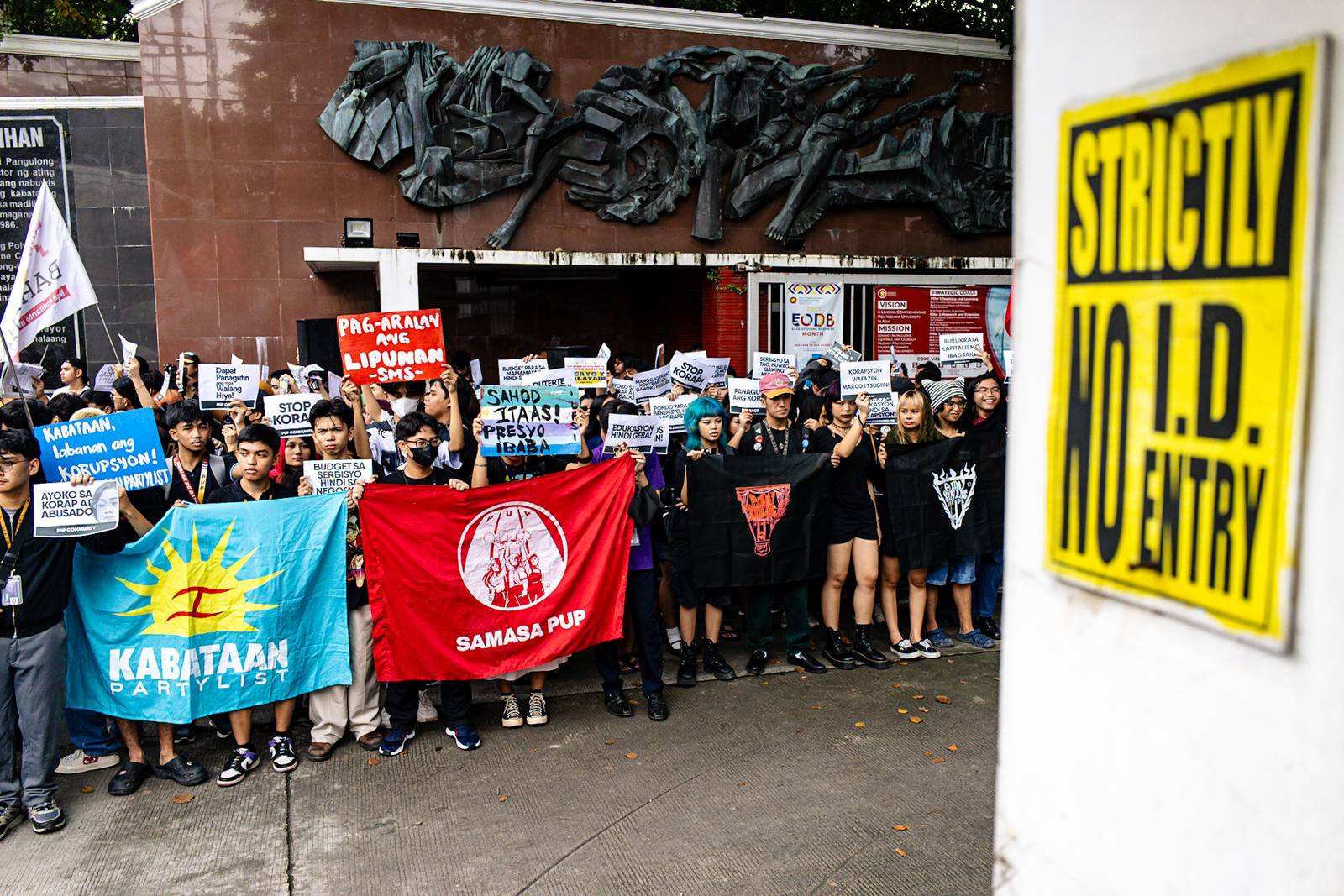 College students from Polytechnic University of the Philippines storm out of their classrooms to protest against the widespread corruption of the flood control projects under the Marcos Jr. administration, in Sta. Mesa, Manila on Monday, 15 September 2025.