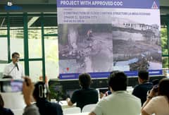 Quezon City Mayor Joy Belmonte holds a press conference at the MICE Center in Quezon City Hall to give updates on DPWH flood-control projects. City Engineer Atty. Dale Perral said their review showed 331 projects — not 254 as earlier counted — were misaligned with the city’s Drainage Master Plan, wasting P17 billion in taxpayers’ money.