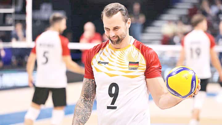 GYORGY Grozer flashes his vintage form to lift Germany to a 25-17, 25-23, 25-21 victory over Chile in the FIVB Volleyball Men’s Club Championship on Monday.