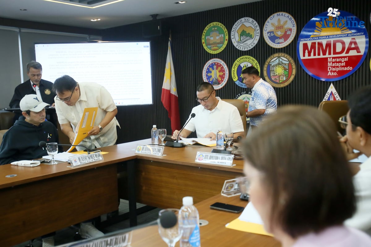 MMDA Chairman Don Artes presides over the Metro Manila Council and Regional Development Council meeting at the MMDA head office in Pasig City on Tuesday, September 16, 2025. The discussion, attended by San Juan Mayor Francis Zamora, Manila Mayor Isko Moreno, and other NCR mayors, centered on the proposed harmonization of public street parking in Metro Manila and amendments to the Anti-Littering regulation.