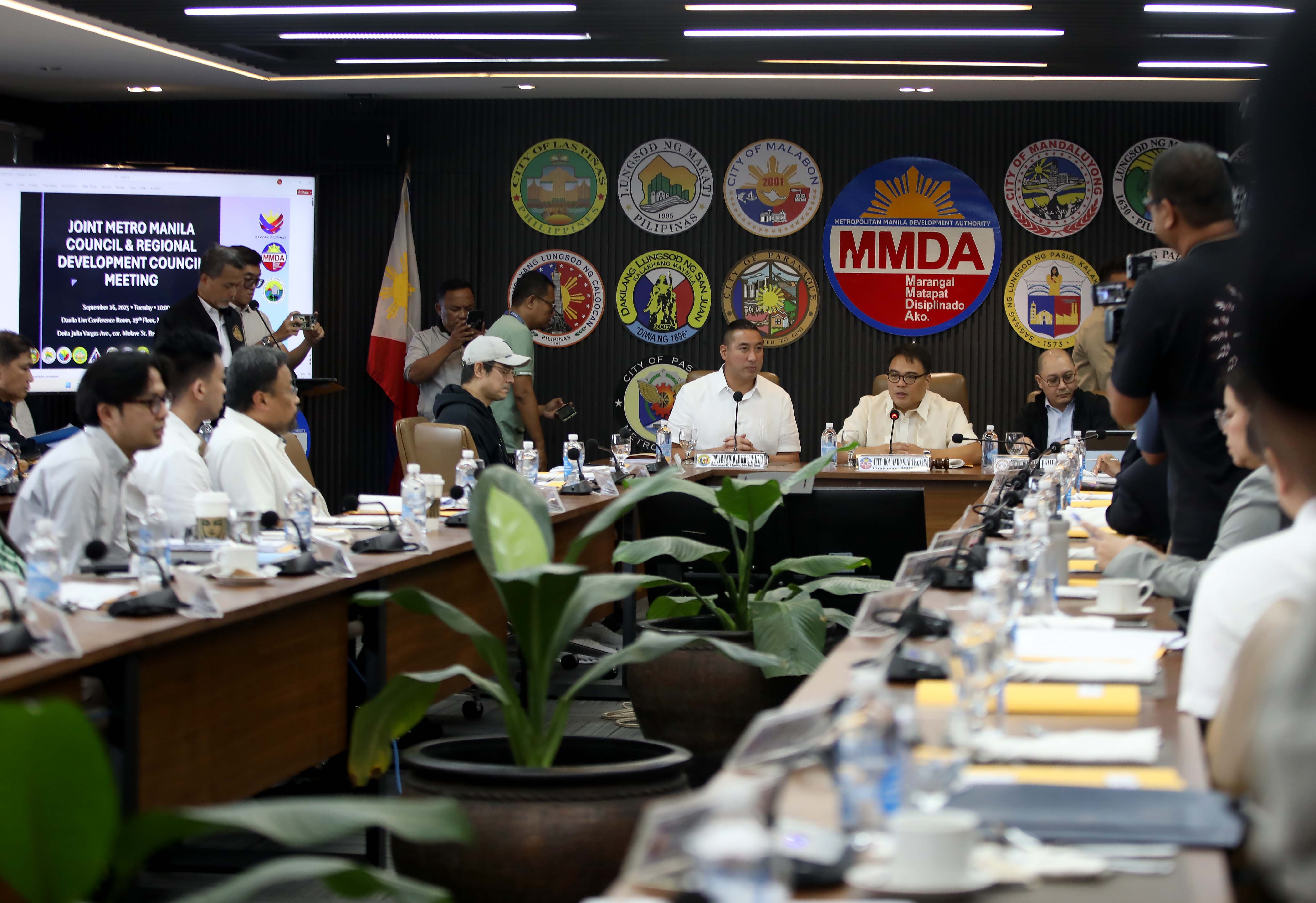 MMDA bans street parking on major metro roads