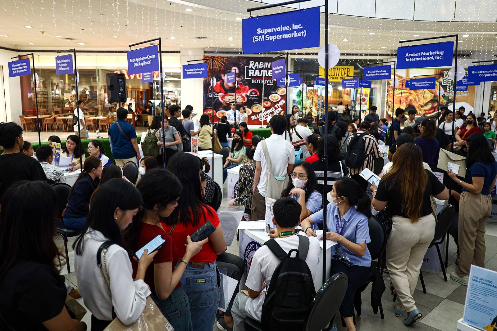 Jobseekers flock to SM San Lazaro in Manila on Wednesday, 17 September 2025, in search for work opportunities during the "Trabaho para sa Pinoys" job fair held by the mall.
Mo

Meanwhile, the Philippine Statistics Authority reported that the unemployment rate in the country climbed to 5.3 percent, or 2.59 million in July 2025, compared to 3.7 percent, or 1.95 million in June 2025.