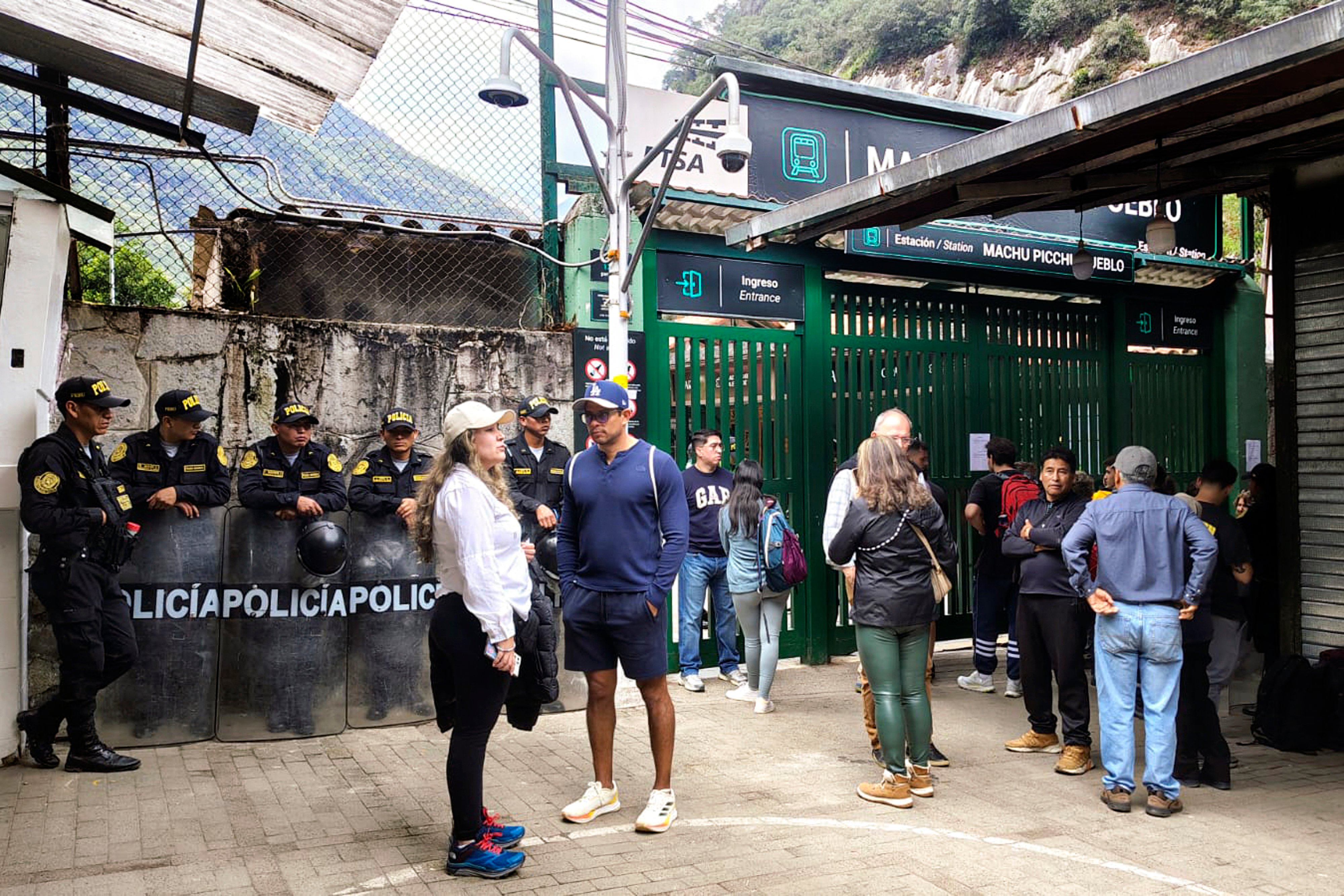 Machu Picchu tourists flee