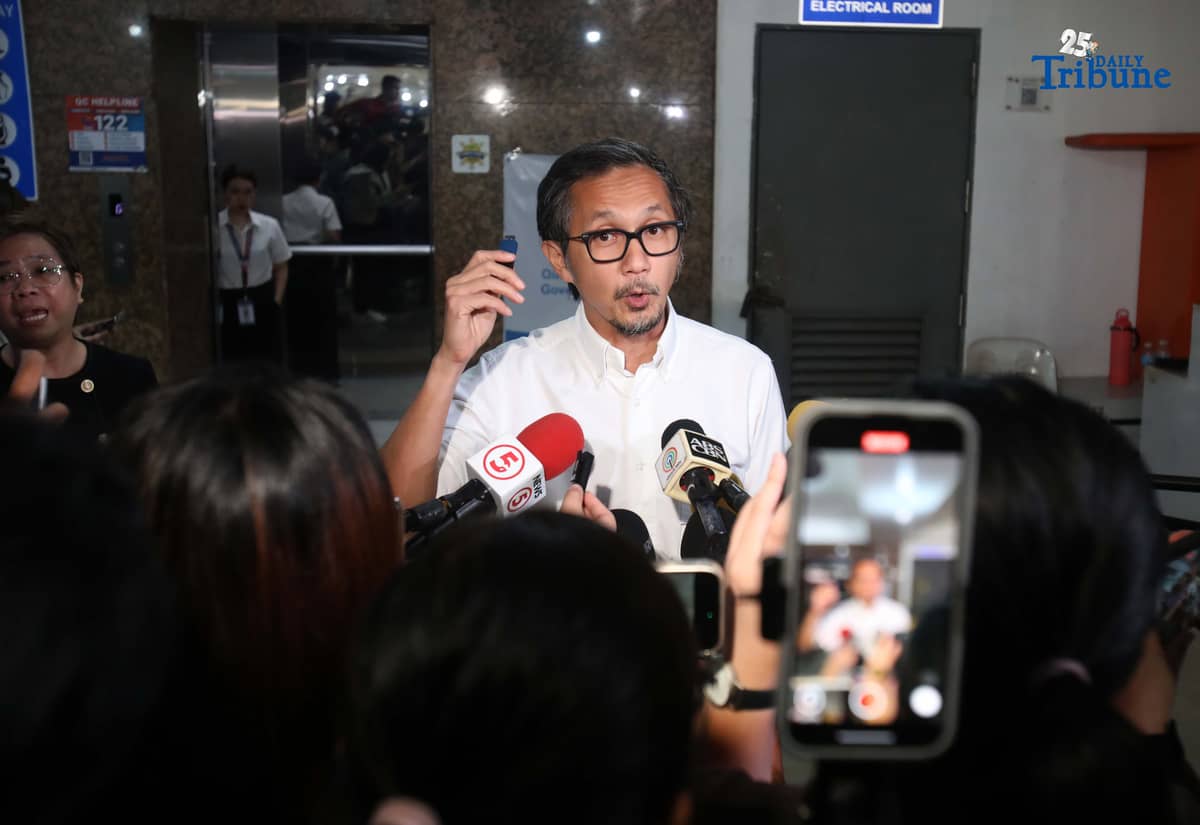 (September 18 2025) In an interview held in Quezon City, Department of Public Work and Highways DPWH Secretary Vince Dizon showed a USB containing an alleged anomalous project of Quezon City, on Thursday September 18 2025. Photo/Analy Labor