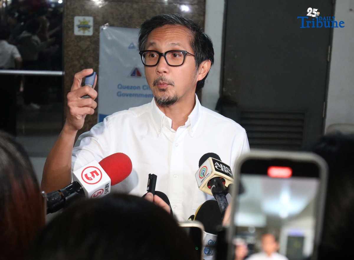 (September 18 2025) In an interview held in Quezon City, Department of Public Work and Highways DPWH Secretary Vince Dizon showed a USB containing an alleged anomalous project of Quezon City, on Thursday September 18 2025. Photo/Analy Labor