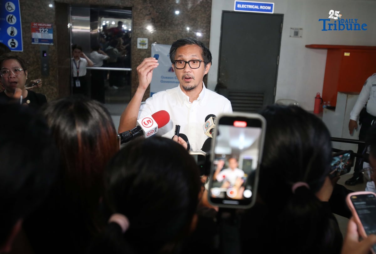 (September 18 2025) In an interview held in Quezon City, Department of Public Work and Highways DPWH Secretary Vince Dizon showed a USB containing an alleged anomalous project of Quezon City, on Thursday September 18 2025. Photo/Analy Labor
