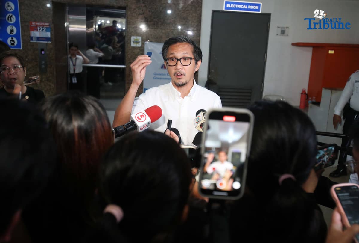 (September 18 2025) In an interview held in Quezon City, Department of Public Work and Highways DPWH Secretary Vince Dizon showed a USB containing an alleged anomalous project of Quezon City, on Thursday September 18 2025. Photo/Analy Labor