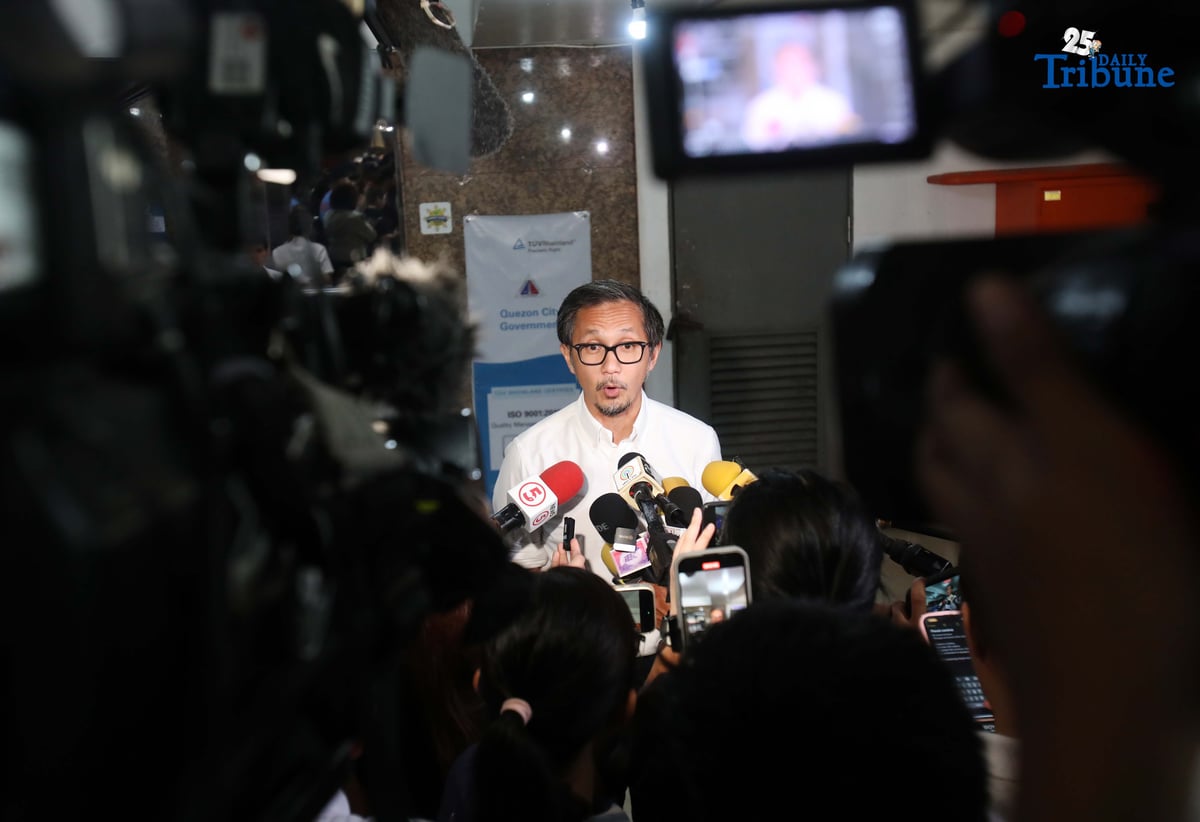 (September 18 2025) In an interview held in Quezon City, Department of Public Work and Highways DPWH Secretary Vince Dizon showed a USB containing an alleged anomalous project of Quezon City, on Thursday September 18 2025. Photo/Analy Labor