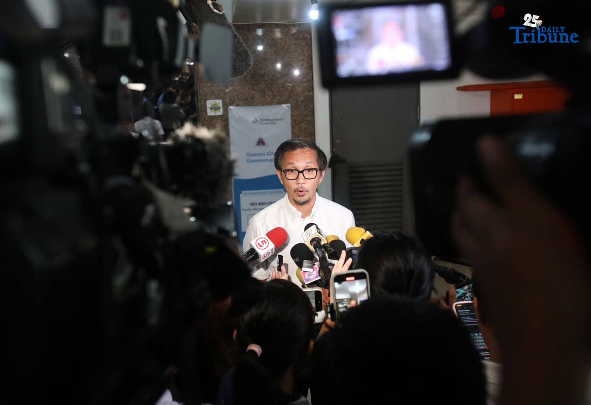 (September 18 2025) In an interview held in Quezon City, Department of Public Work and Highways DPWH Secretary Vince Dizon showed a USB containing an alleged anomalous project of Quezon City, on Thursday September 18 2025. Photo/Analy Labor