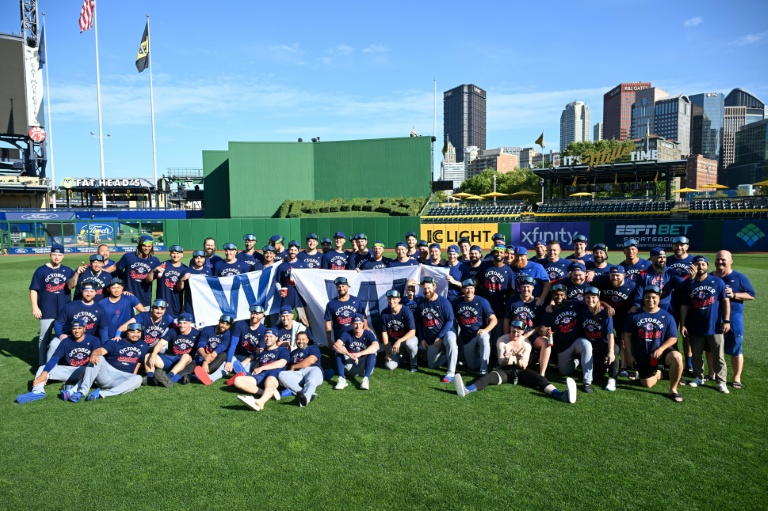 Surging Cubs make MLB playoffs