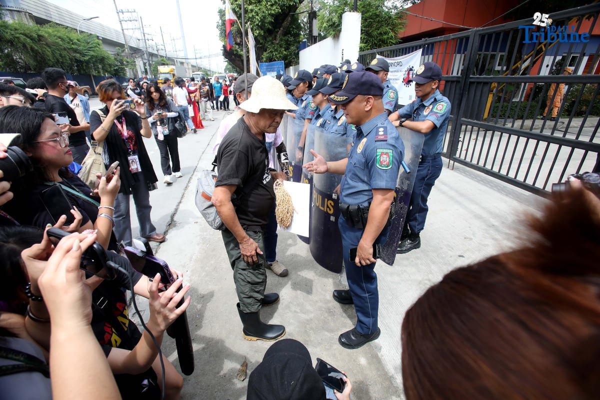 (September 19 2025) A black Friday protest farmers of the Nagkakaisang Magbubukid ng Malolos (NMM), students from the Bulacan State University and the Kilusang Magbubukid ng Pilipinas (KMP) trooped to the DPWH Bulacan office in Malolos City to stage a protest against corruption and squandering of billions in flood control budget at the expense of farmers who are always suffering from flooding and calamities, and to demand accountability from officials and contractors sinking deep in greed. Photo/Analy Labor