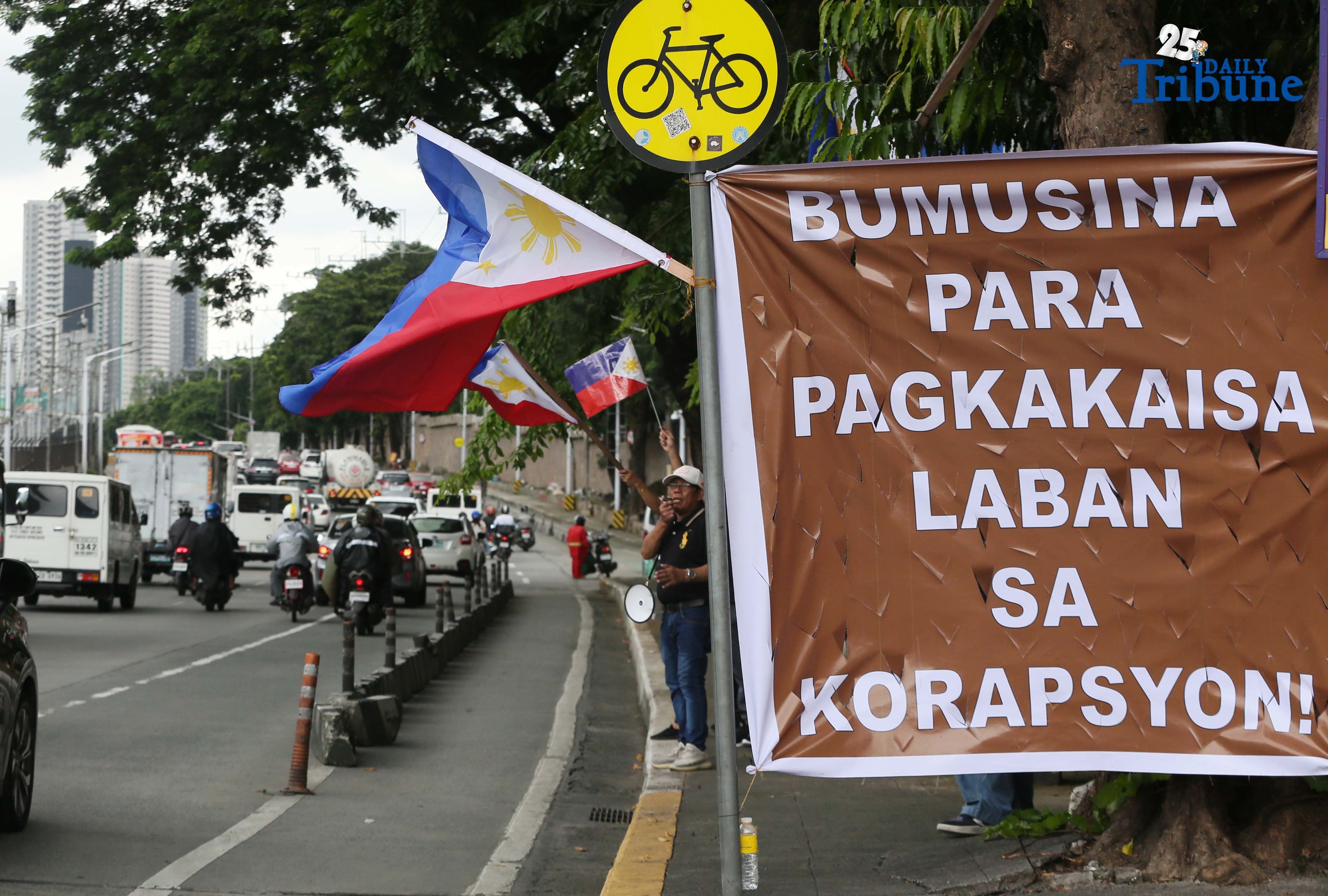 Nurses link arms vs corruption in ‘Human Chain’ protest along E. Rodriguez