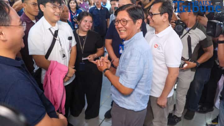 President Ferdinand Marcos Jr. and acting Transportation Secretary Giovanni Lopez launch the personalized white student Beep cards at the LRT-2 Legarda station on Saturday, 20 September 2025.
The cards provide students a 50 percent fare discount on LRT and MRT lines as part of the government’s push to ease commuting costs and improve access to public transport.