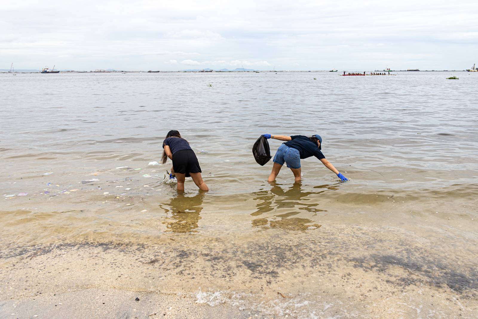 Around 4,000 volunteers pick up trash floating in and around the dolomite beach in Manila Bay on Saturday, 20 September 2025, in observance of International Coastal Clean-Up Day.