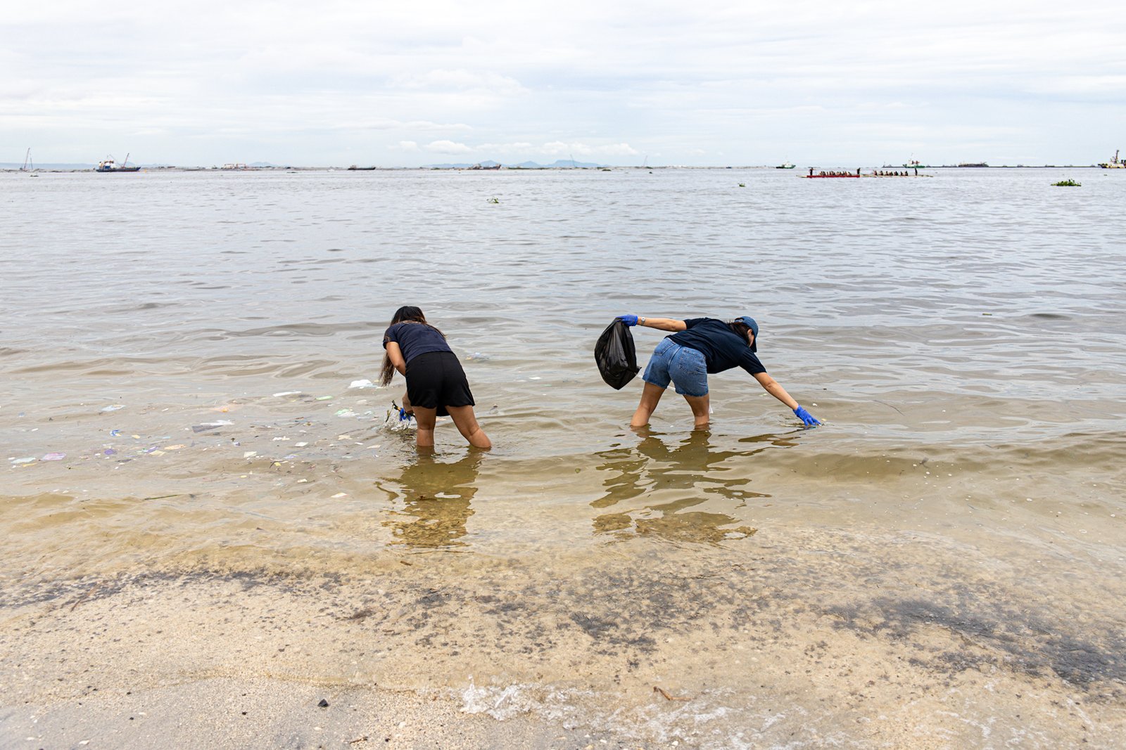 Around 4,000 volunteers pick up trash floating in and around the dolomite beach in Manila Bay on Saturday, 20 September 2025, in observance of International Coastal Clean-Up Day.