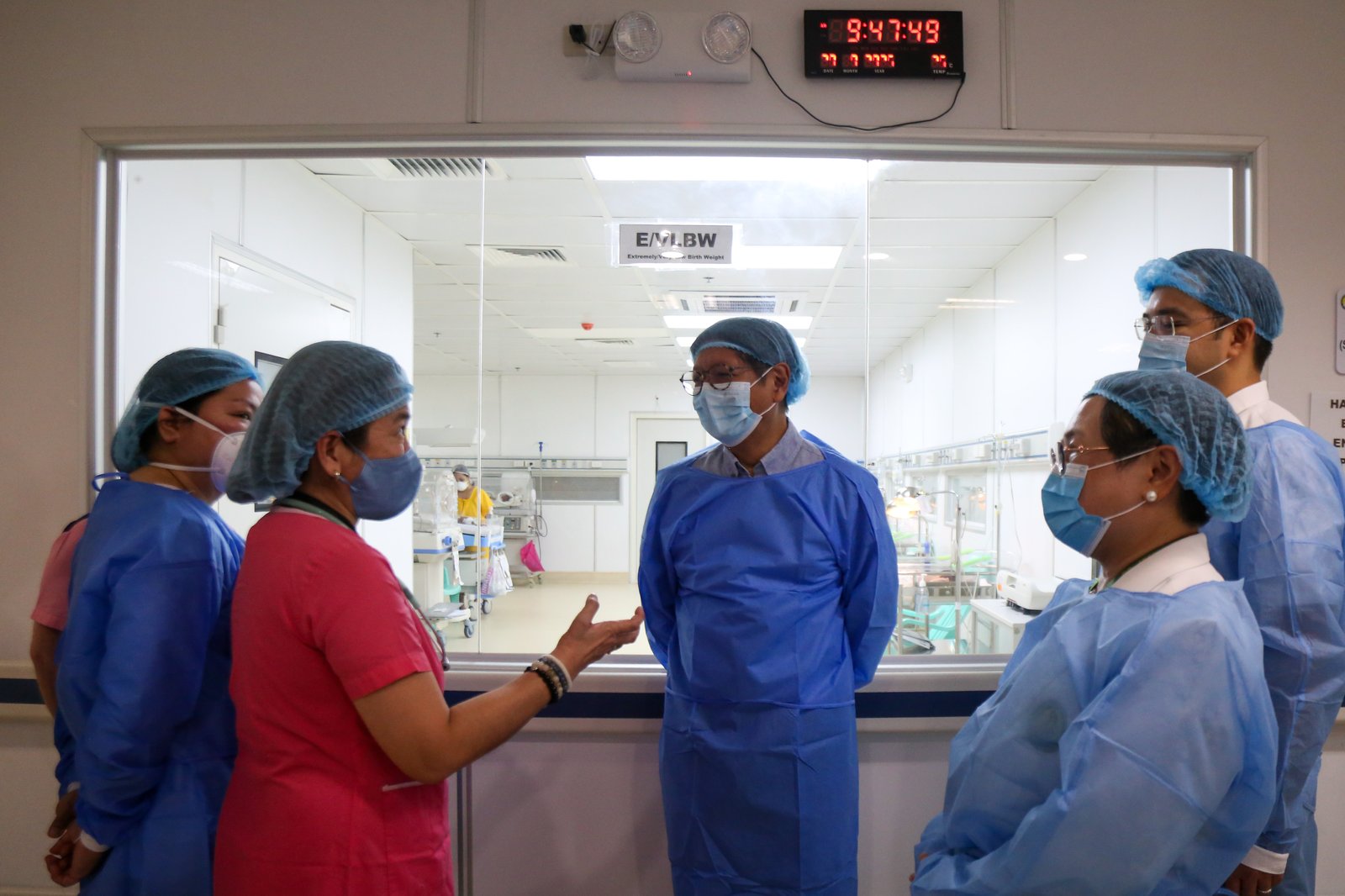 President Ferdinand “Bongbong” Marcos Jr. inspects the Zero Balance Billing program at Dr. Jose Fabella Memorial Hospital in Sta. Cruz, Manila, on 20 September 2025. During the visit, Marcos announced that the government will return P60 billion to PhilHealth to expand services and strengthen the state insurer’s operations.