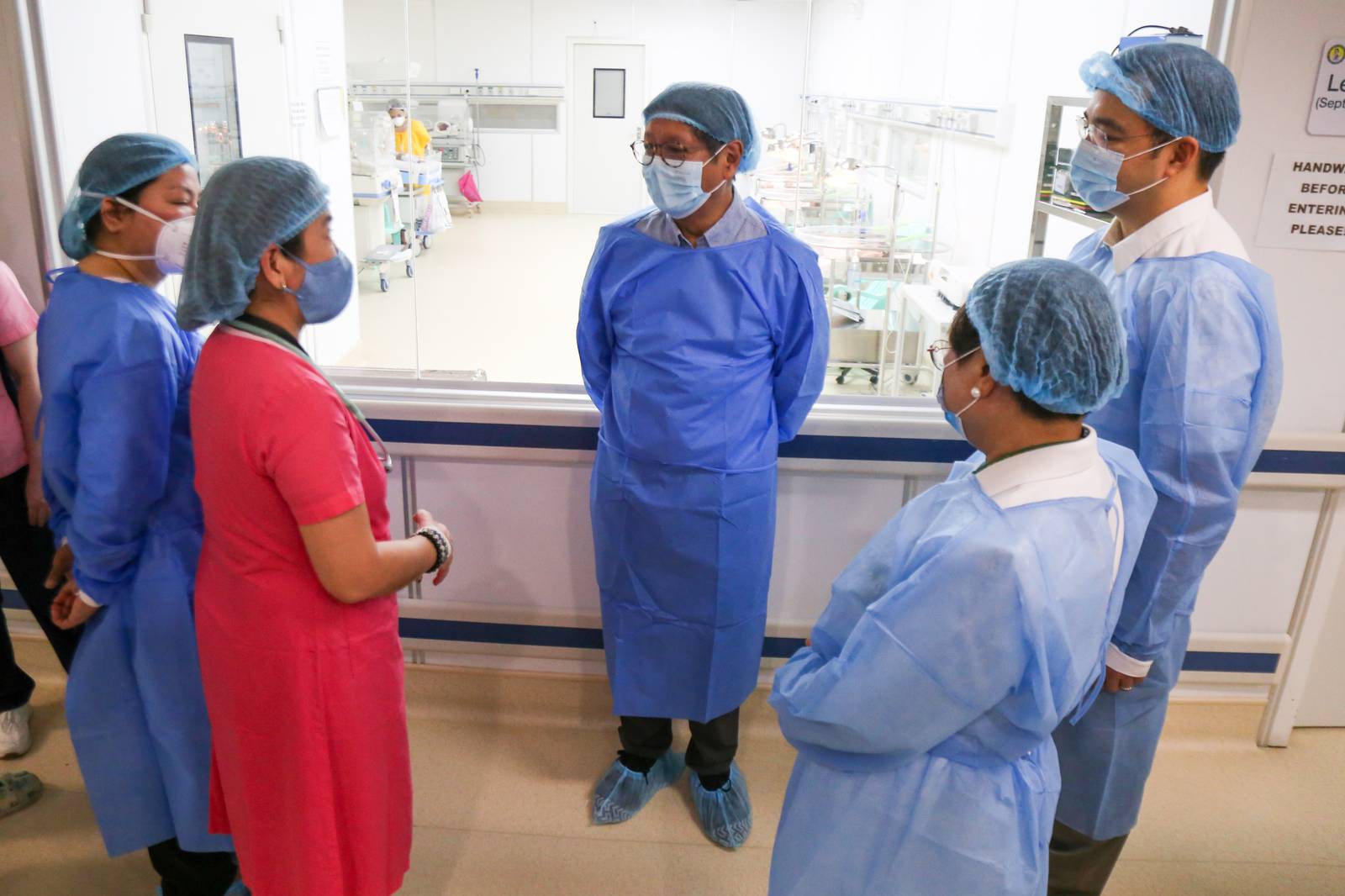 President Ferdinand “Bongbong” Marcos Jr. inspects the Zero Balance Billing program at Dr. Jose Fabella Memorial Hospital in Sta. Cruz, Manila, on 20 September 2025. During the visit, Marcos announced that the government will return P60 billion to PhilHealth to expand services and strengthen the state insurer’s operations.