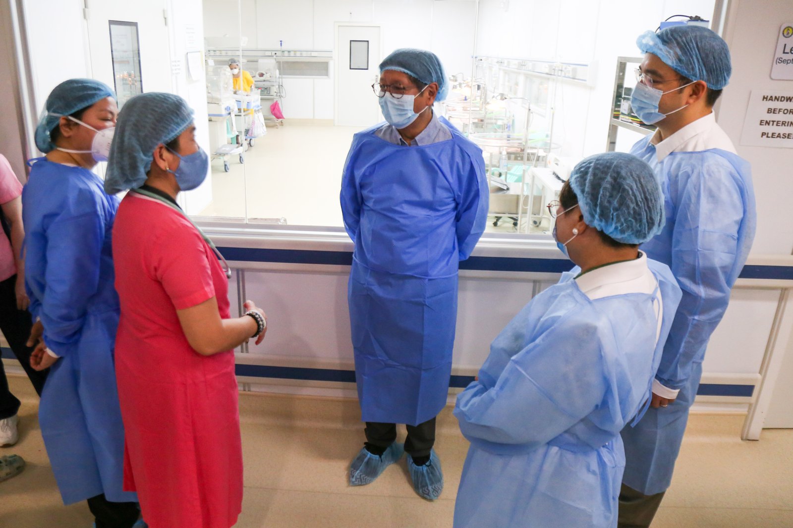 President Ferdinand “Bongbong” Marcos Jr. inspects the Zero Balance Billing program at Dr. Jose Fabella Memorial Hospital in Sta. Cruz, Manila, on 20 September 2025. During the visit, Marcos announced that the government will return P60 billion to PhilHealth to expand services and strengthen the state insurer’s operations.