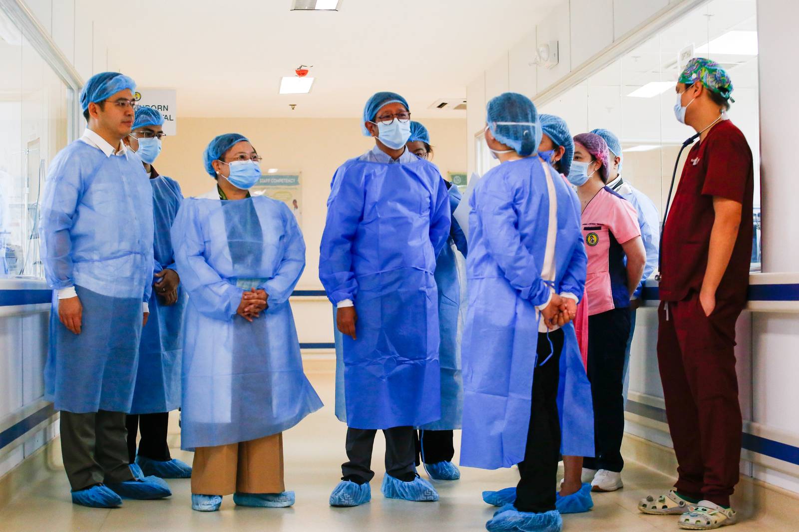 President Ferdinand “Bongbong” Marcos Jr. inspects the Zero Balance Billing program at Dr. Jose Fabella Memorial Hospital in Sta. Cruz, Manila, on 20 September 2025. During the visit, Marcos announced that the government will return P60 billion to PhilHealth to expand services and strengthen the state insurer’s operations.