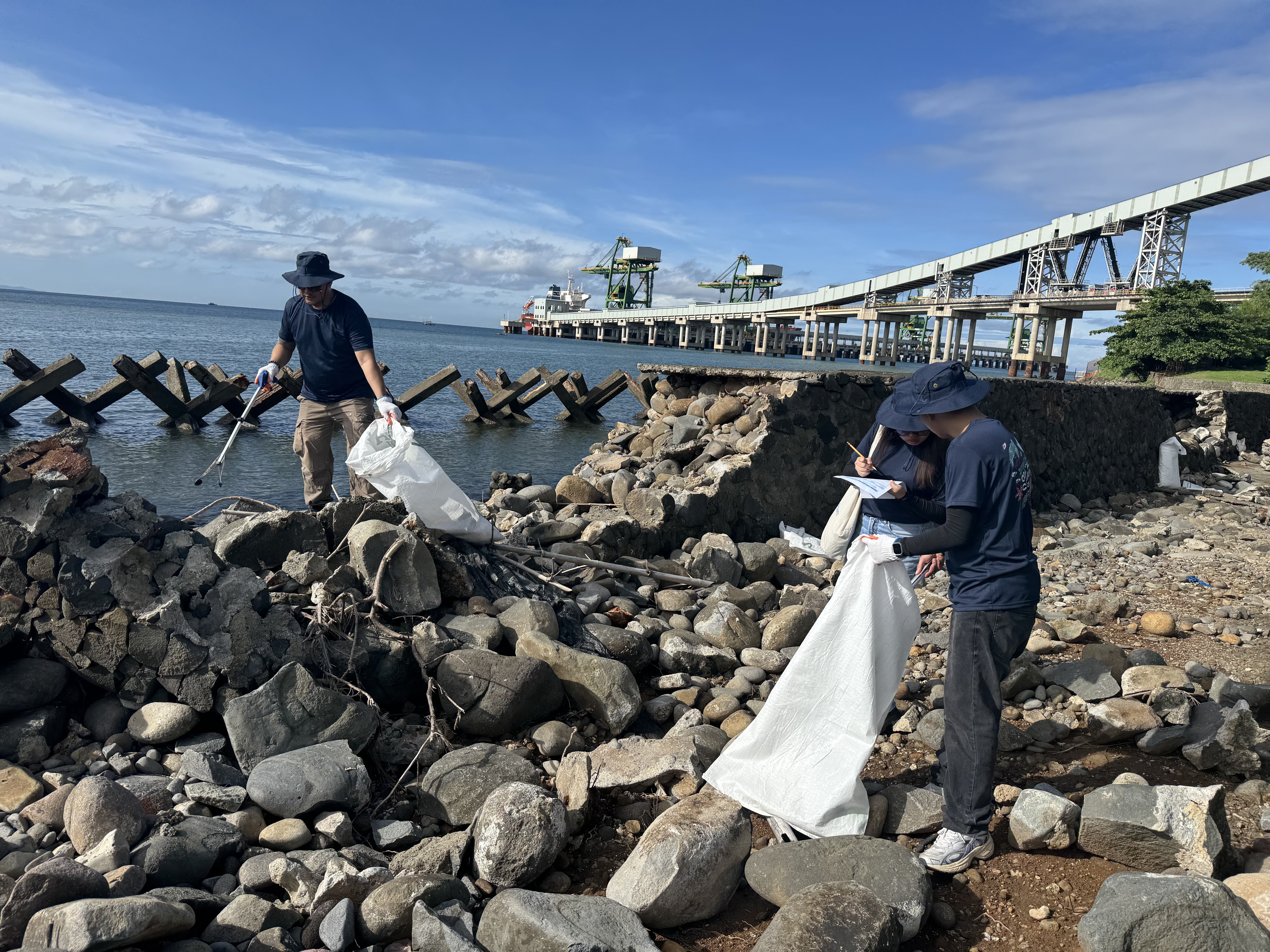 AboitizPower volunteers collect 315 kilos of marine debris in Bataan clean-up