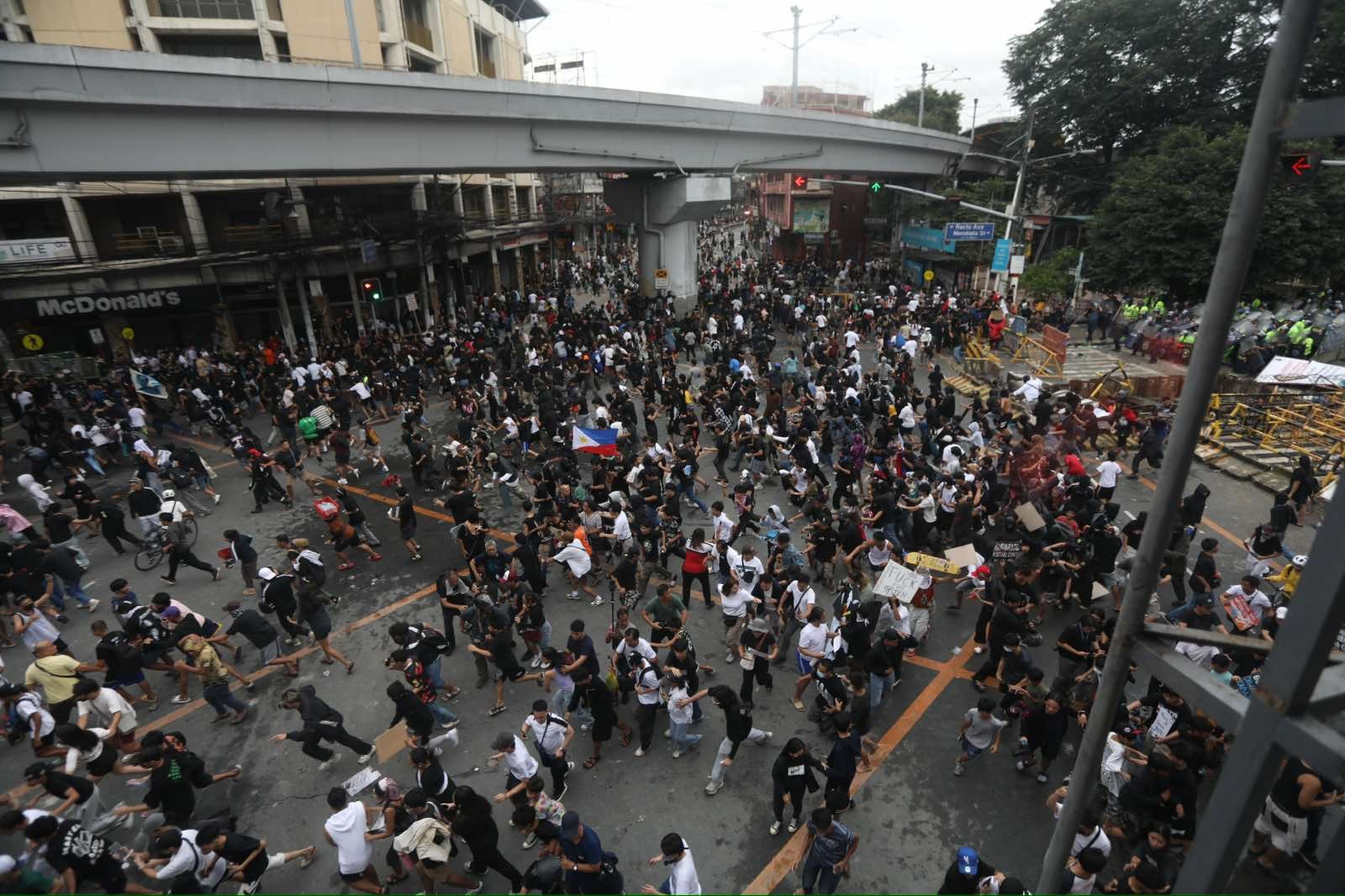 What is expected to be a peaceful protest against corruption on Sunday becomes violent as protesters try to push through the barricade put up at Mendiola in Manila. Scores were injured while at least 17 were arrested during the incident.