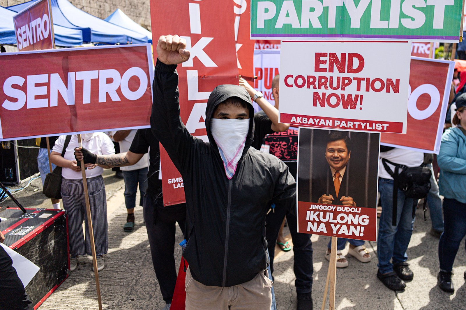 Thousands of Filipinos took to the streets of EDSA in Quezon City  to voice their concerns over multi-billion peso government corruption scandals on Sunday, 21 September 2025. 

The Philippine National Police reported an estimated crowd of 15,000 participants by 4 p.m., all calling for government accountability and reform.