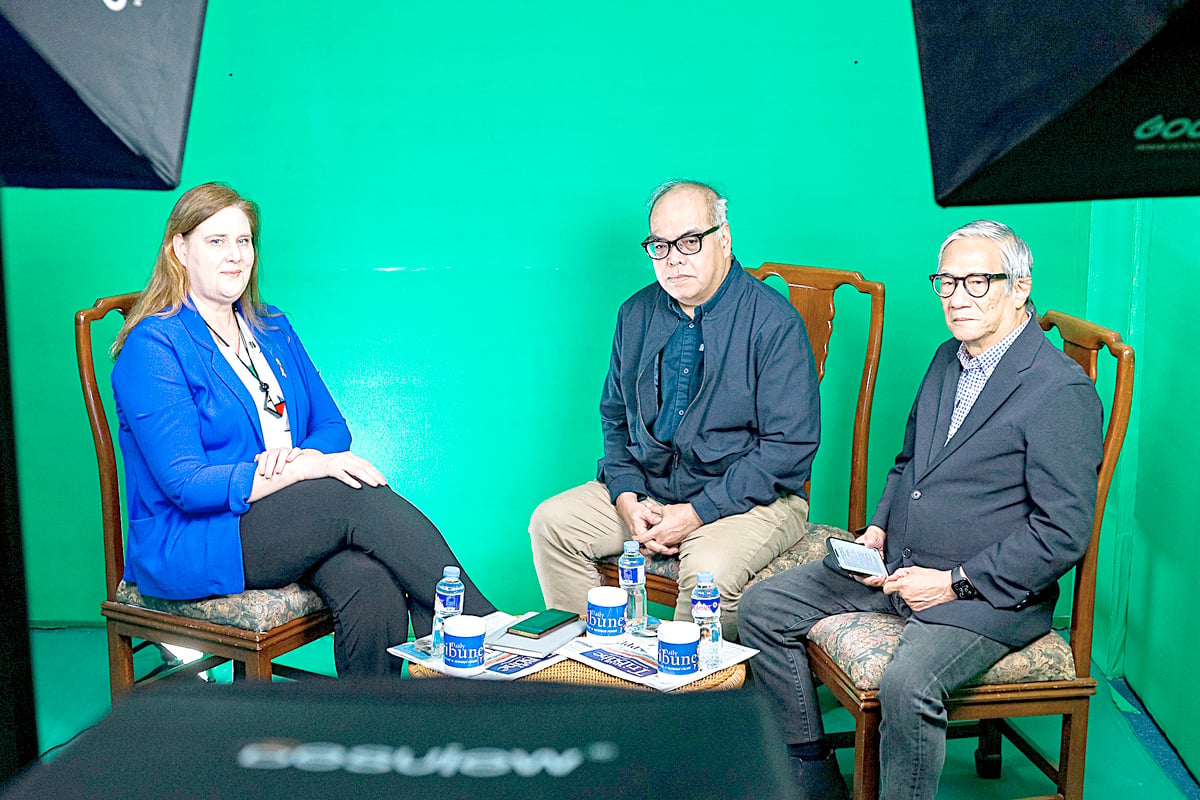 AMBASSADOR Kursh with DAILY TRIBUNE's Chito Lozada, Teddy Montelibano and Dinah Ventura.