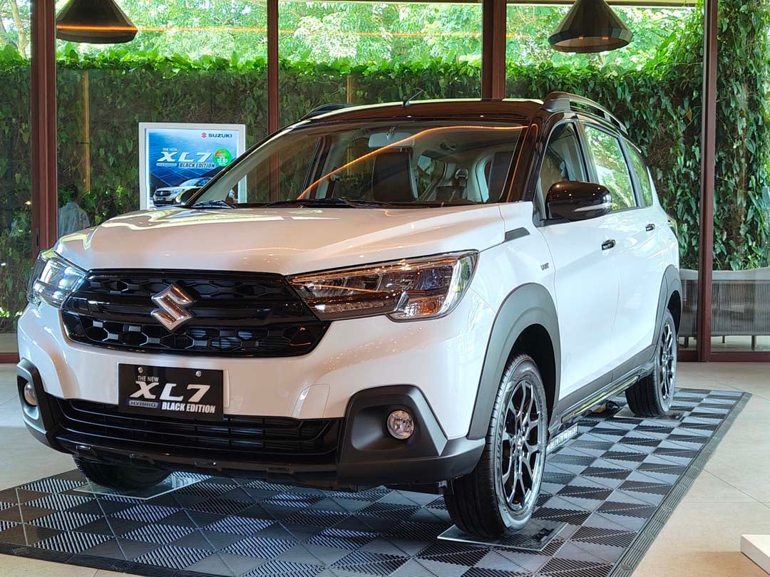 Suzuki XL7 Hybrid goes black